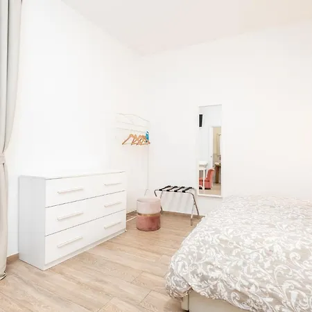 Guest house Le Di Nathan - 5 Terre Near The Station 3*